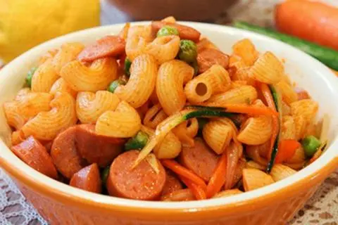 Hình ảnh Nui sốt bò xúc xích nóng ngon