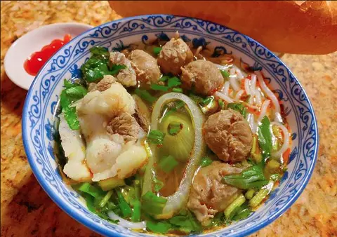 Hình ảnh Bún bò thịt - bò viên