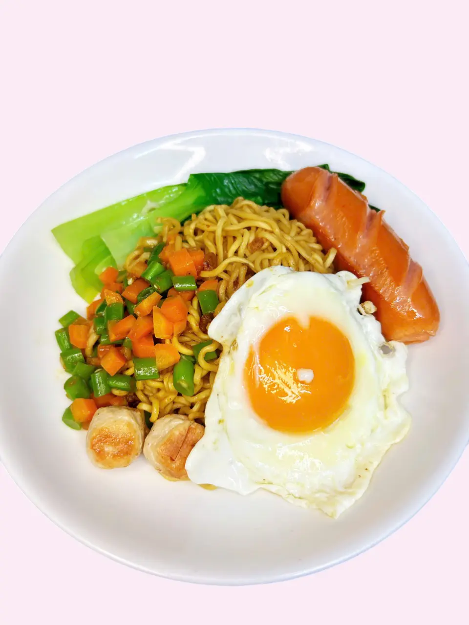 Hình ảnh Mì trộn trứng - xúc xích 