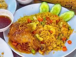 Hình ảnh Cơm chiên dương châu gà nước mắm