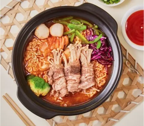 Hình ảnh Mì cay ba chỉ bò cuộn kim châm