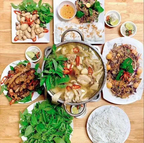 Hình ảnh Lẩu gà lá é