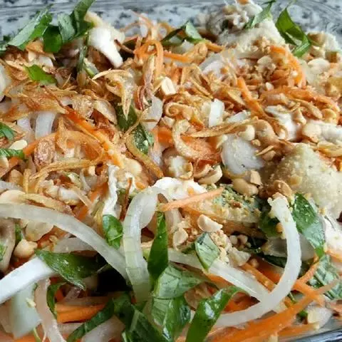 Hình ảnh Cơm gà xé bóp hành tây