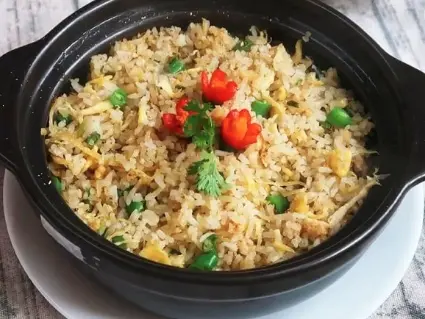 Hình ảnh Cơm chiên gà xé cá mặn