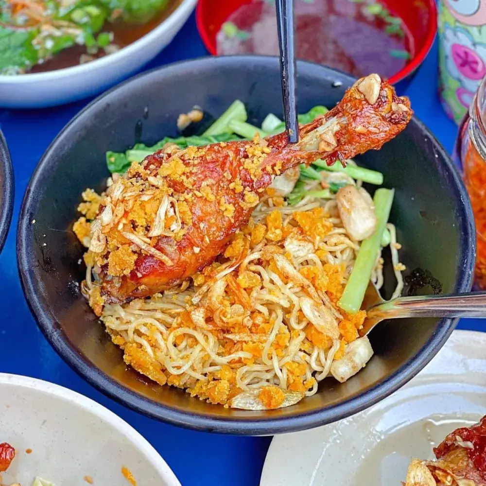 Hình ảnh Mì gà sốt trứng muối