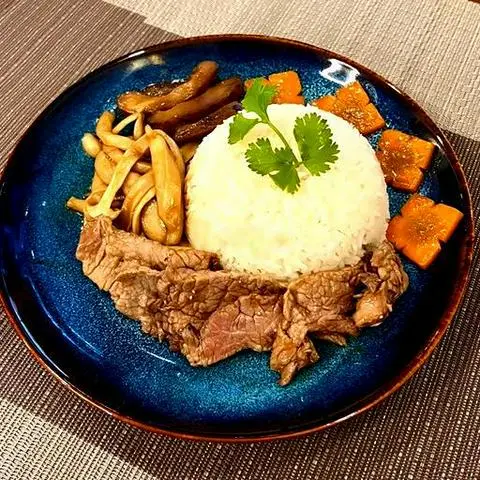 Hình ảnh Cơm bò xào nấm