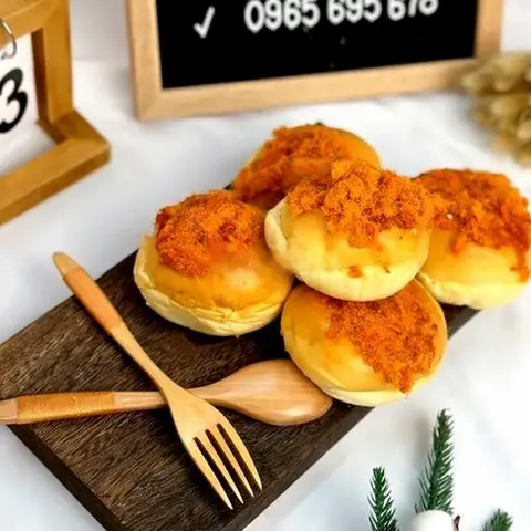 Hình ảnh Bánh mì chà bông cay trứng muối