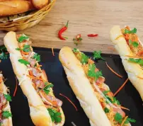 Hình ảnh Bánh mì pate - chà bông - trứng