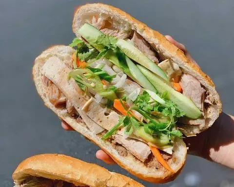 Hình ảnh Bánh mì đầy đủ