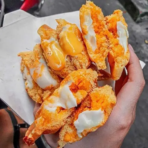 Hình ảnh Hotdog trứng chà bông phô mai tan chảy