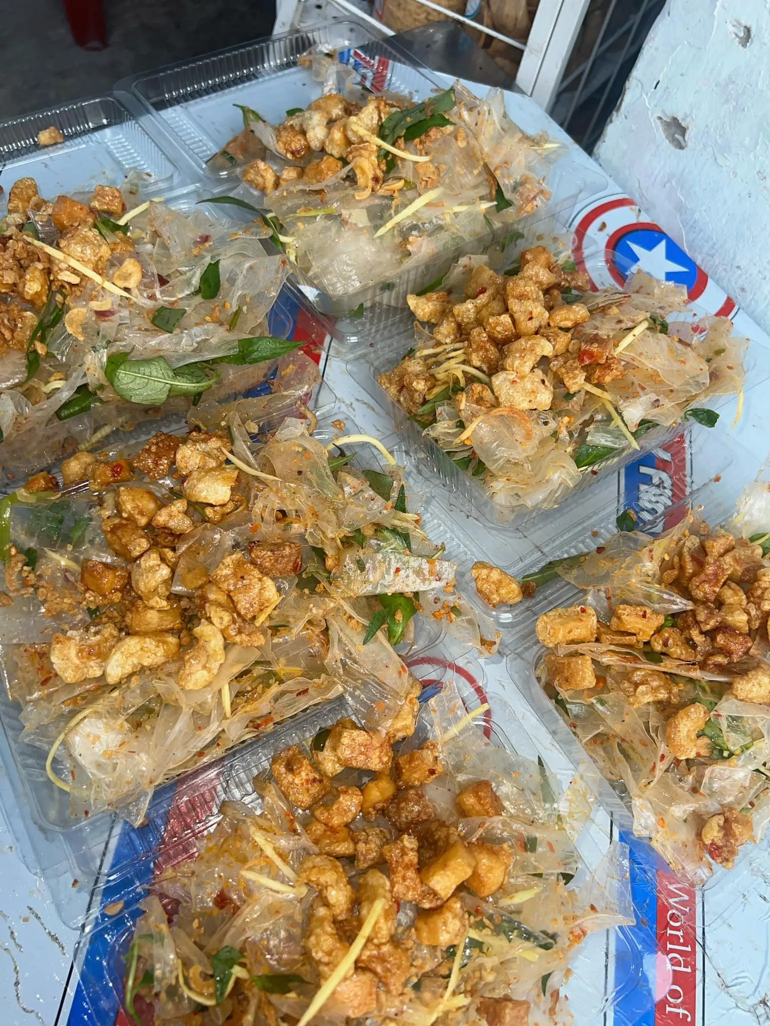 Hình ảnh Bánh tráng trộn sốt Thái tóp mỡ