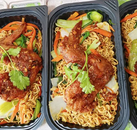 Hình ảnh Mì xào mắm tỏi cánh gà