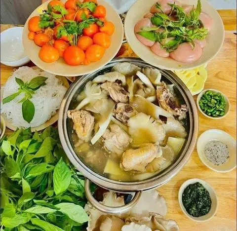 Hình ảnh Lẩu gà lá é 2 - 3 người ăn