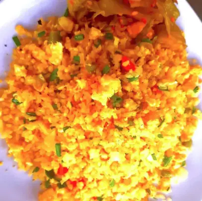 Hình ảnh Cơm chiên gà xé sa tế