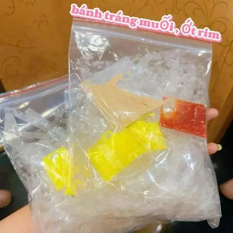 Hình ảnh Bánh tráng bơ muối ớt rim