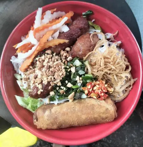 Hình ảnh Bún thịt nướng thập cẩm