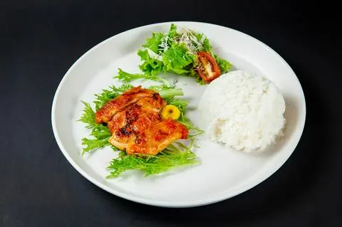 Hình ảnh Cơm gà nướng sốt cay - canh