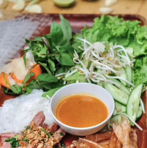 Hình ảnh Nem nướng cuốn bánh tráng