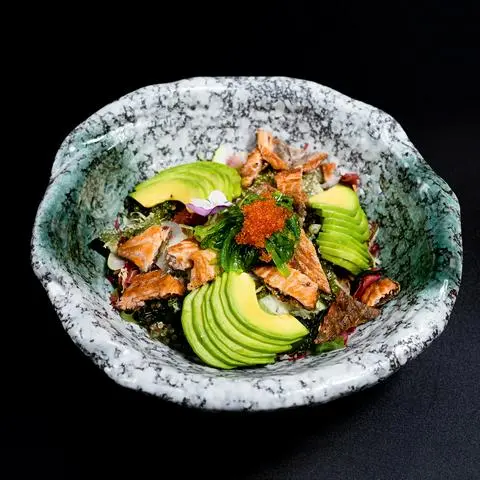 Hình ảnh Sa lát da cá hồi nướng và bơ - crispy salmon skin and avocado salad - ot18