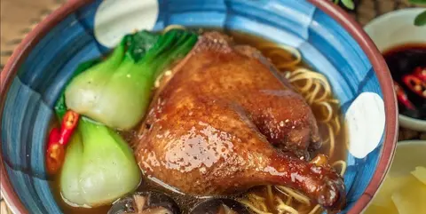 Hình ảnh Mì vịt tiềm đùi góc tư