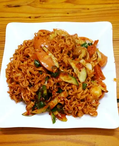 Hình ảnh Mì xào viên chiên xúc xích
