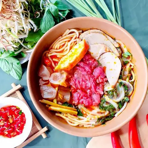 Hình ảnh Bún bò tái gân chả