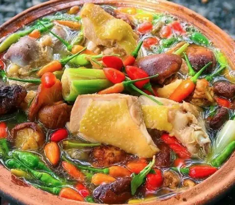 Hình ảnh Lẩu gà ớt hiểm (3 người ăn)
