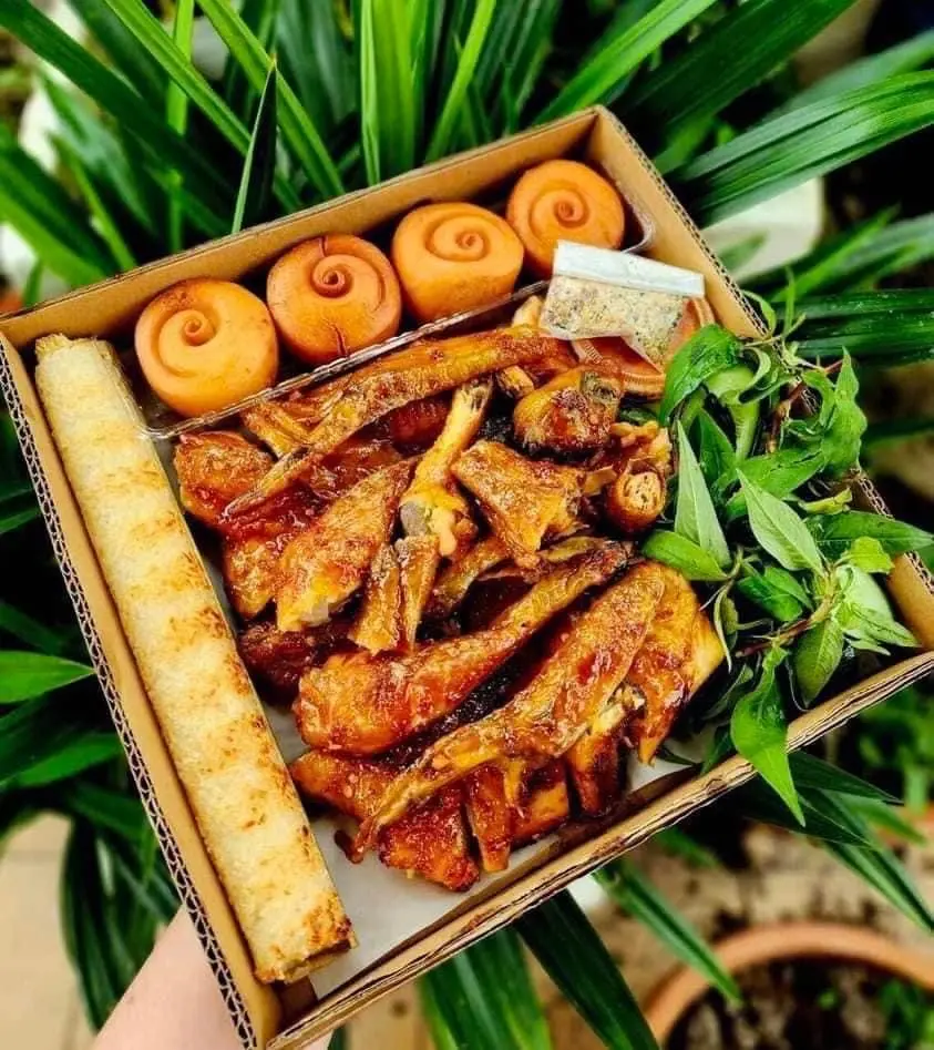Hình ảnh Combo gà nướng nguyên con - 1 cơm lam - 4 bánh bao