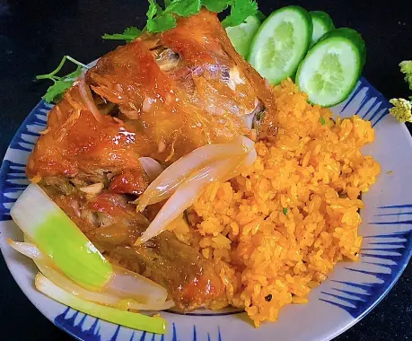 Hình ảnh Cơm gà chiên nước mắm kiểu Thái