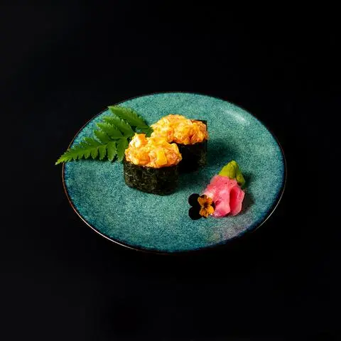 Hình ảnh Cơm cuộn cá hồi sốt cay - spicy salmon mayo gunkan - gu06