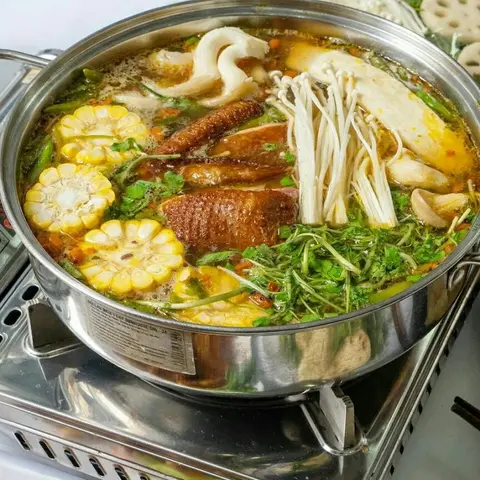 Hình ảnh Lẩu gà ớt hiểm nửa con