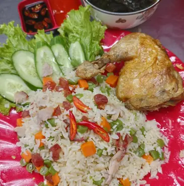 Hình ảnh Cơm gà xối mỡ góc tư