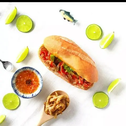 Hình ảnh Bánh mì trứng xúc xích 