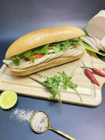 Hình ảnh Bánh mì chả lụa