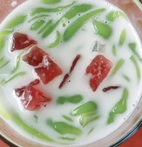 Hình ảnh Chè bánh lọt hạt lựu nước cốt dừa đường thốt nốt
