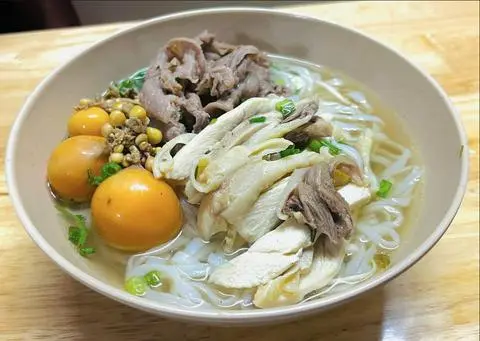 Hình ảnh Phở đặc biệt gà bò bắp trứng non