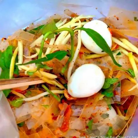Hình ảnh 1 bánh tráng trộn lớn - 1 chấm lớn - 2 trứng gà - 10 trứng cút