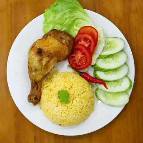 Hình ảnh Cơm gà xối mỡ đùi tỏi