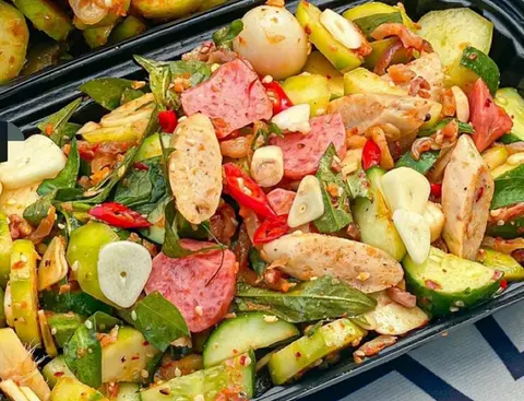 Hình ảnh Tré trộn thập cẩm nhỏ kèm bánh phồng 