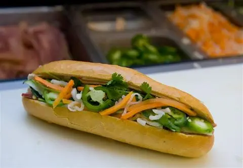 Hình ảnh Bánh mì trứng chả lụa