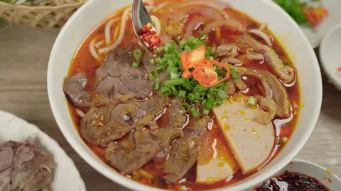 Hình ảnh 1 Tô Bún Bò Huế + 1 Lon Nước Ngọt