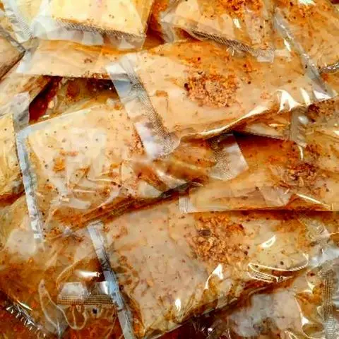 Hình ảnh Bánh tráng muối tỏi Tây Ninh - túi zip 300gr