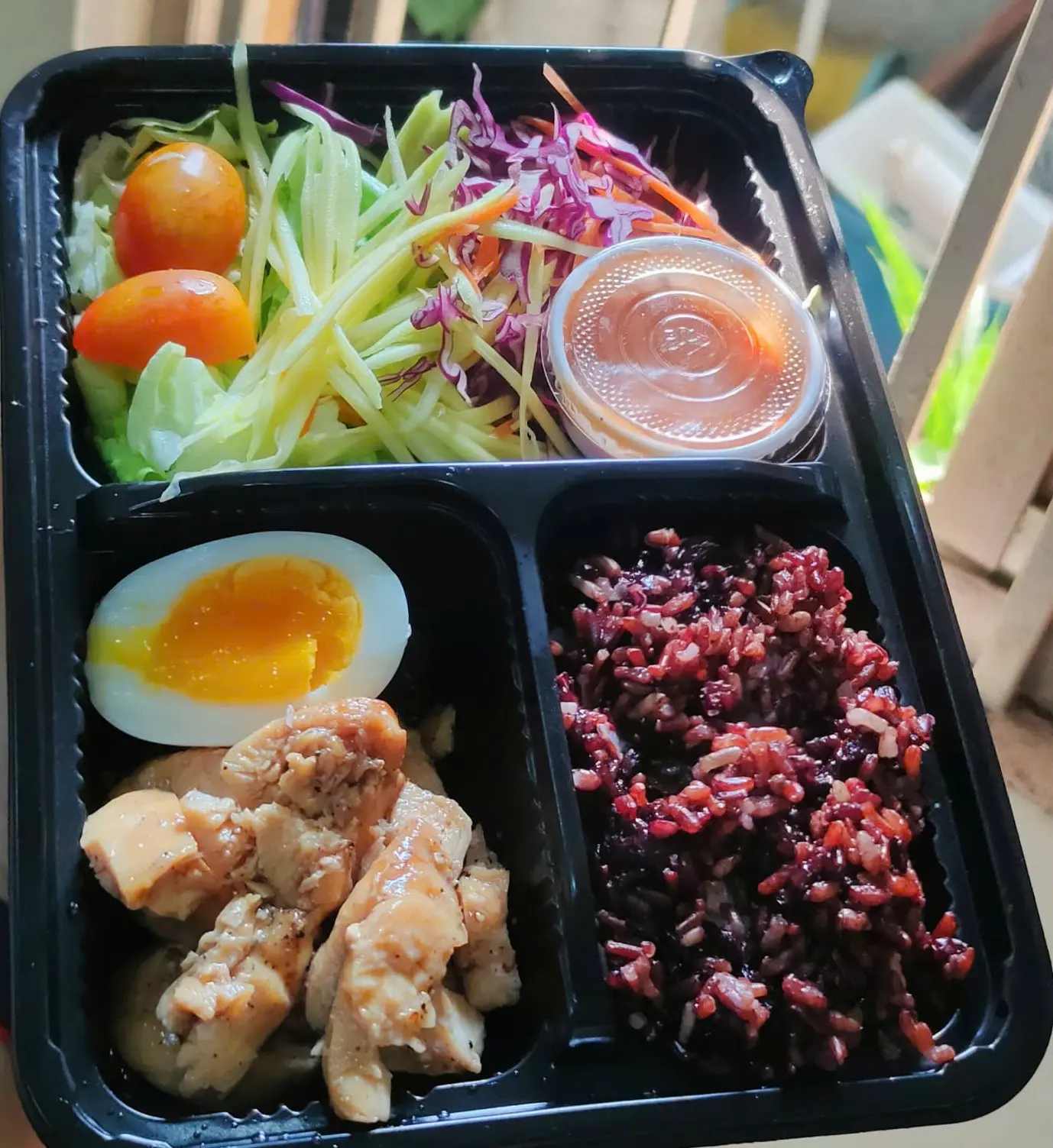 Hình ảnh Cơm salad ức gà sốt tiêu đen