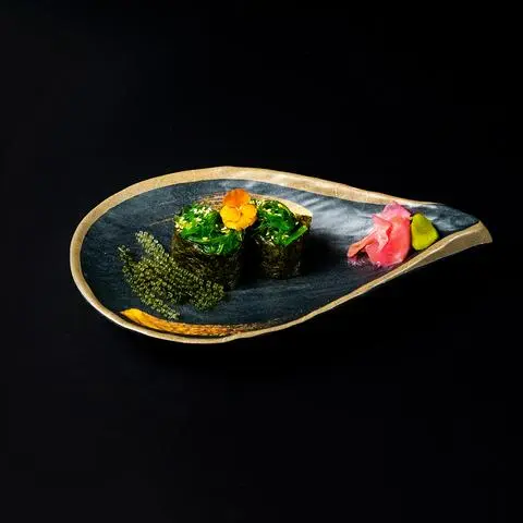 Hình ảnh Cơm cuộn rong biển tươi sốt mè - sesame seaweed gunkan - gu07