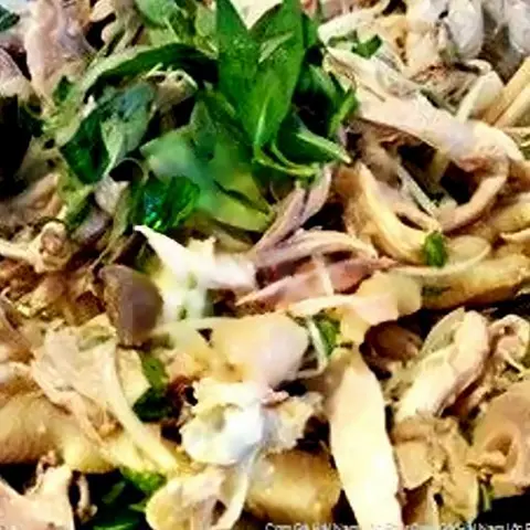 Hình ảnh Cơm gà áp đùi xé phay