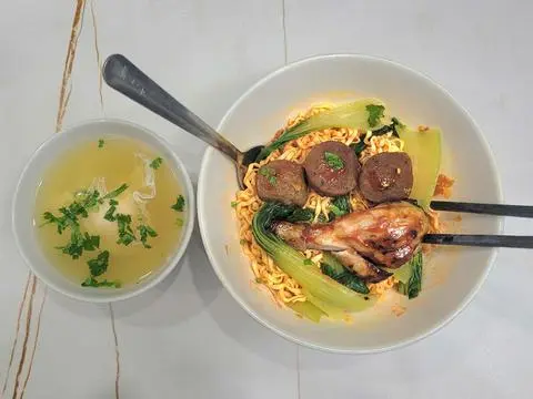 Hình ảnh Mì trộn đùi gà sốt mắm tỏi