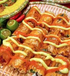 Hình ảnh Bánh tráng cuộn chấm sốt me 