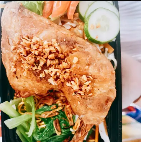 Hình ảnh Mì xào gà chiên giòn