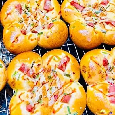 Hình ảnh Bánh mì xúc xích tỏi