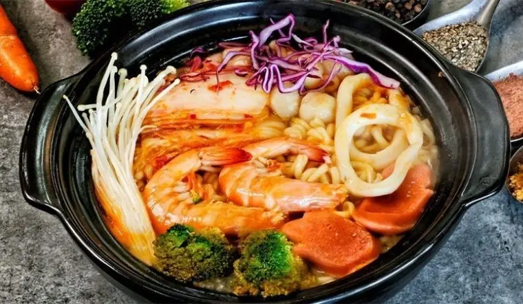 Hình ảnh Mì cay cá viên mực